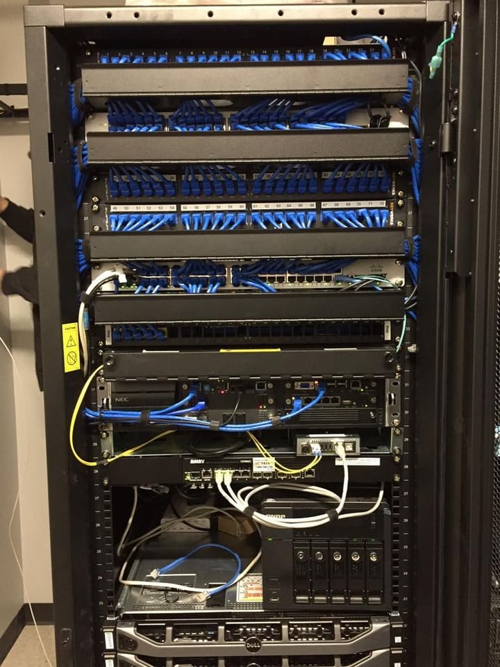 Serverkast met netwerkbekabeling